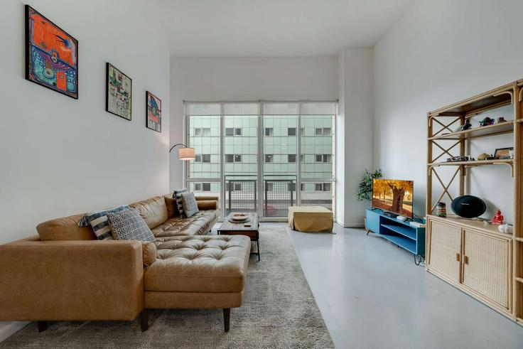 Salle de séjour élégante avec mobilier moderne dans un appartement à Building Northeast 2nd Street - hostandkeep - 1467685 à Miami, Miami Salle de séjour élégante avec mobilier moderne dans un appartement à Building Northeast 2nd Street - hostandkeep - 1467685 à Miami, Miami