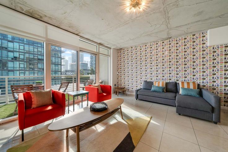 Elegante sala de estar con mobiliario moderno en un apartamento en Building Northeast 1st Avenue - hostandkeep - 1467684 en Miami, Miami Elegante sala de estar con mobiliario moderno en un apartamento en Building Northeast 1st Avenue - hostandkeep - 1467684 en Miami, Miami