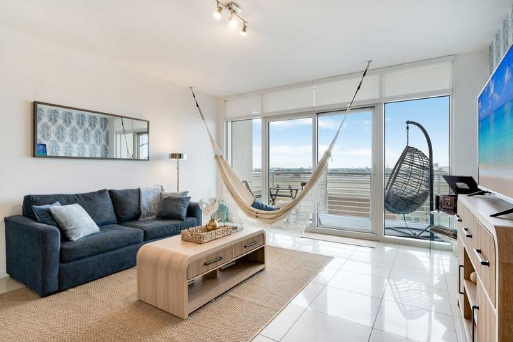 Elegante sala de estar con mobiliario moderno en un apartamento en Building North Miami Avenue - hostandkeep - 1044513 en Miami, Miami Elegante sala de estar con mobiliario moderno en un apartamento en Building North Miami Avenue - hostandkeep - 1044513 en Miami, Miami