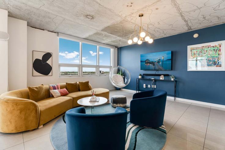 Sala de estar elegantemente projetada com móveis modernos em um apartamento no Building North Miami Avenue - hostandkeep - 1044559 - MIA em Miami, Miami Sala de estar elegantemente projetada com móveis modernos em um apartamento no Building North Miami Avenue - hostandkeep - 1044559 - MIA em Miami, Miami