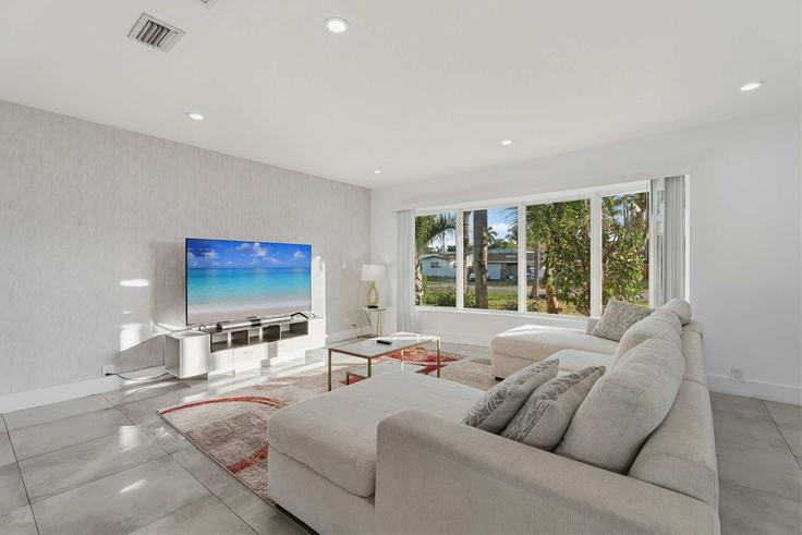 Building South Crescent Drive - hostandkeep - 1533630 adresindeki bir dairede modern mobilyalarla zarif bir şekilde tasarlanmış oturma odası Hollywood, Hollywood Building South Crescent Drive - hostandkeep - 1533630 adresindeki bir dairede modern mobilyalarla zarif bir şekilde tasarlanmış oturma odası Hollywood, Hollywood