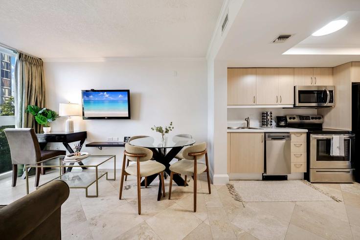 Miami, Miami에 위치한 Building South Bayshore Drive - hostandkeep - 1241889 - MIA 유닛의 세련된 인테리어가 돋보이는 거실 Miami, Miami에 위치한 Building South Bayshore Drive - hostandkeep - 1241889 - MIA 유닛의 세련된 인테리어가 돋보이는 거실