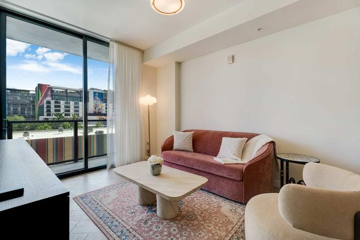 Elegante sala de estar con mobiliario moderno en un apartamento en Building Northwest 2nd Avenue - hostandkeep - 1578028 en Miami, Miami Elegante sala de estar con mobiliario moderno en un apartamento en Building Northwest 2nd Avenue - hostandkeep - 1578028 en Miami, Miami