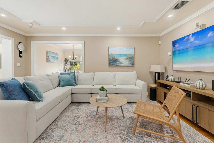 Sala de estar elegantemente projetada com móveis modernos em um apartamento no Building Miami Springs Avenue - hostandkeep - 1559808 em Miami Springs, Miami Springs Sala de estar elegantemente projetada com móveis modernos em um apartamento no Building Miami Springs Avenue - hostandkeep - 1559808 em Miami Springs, Miami Springs