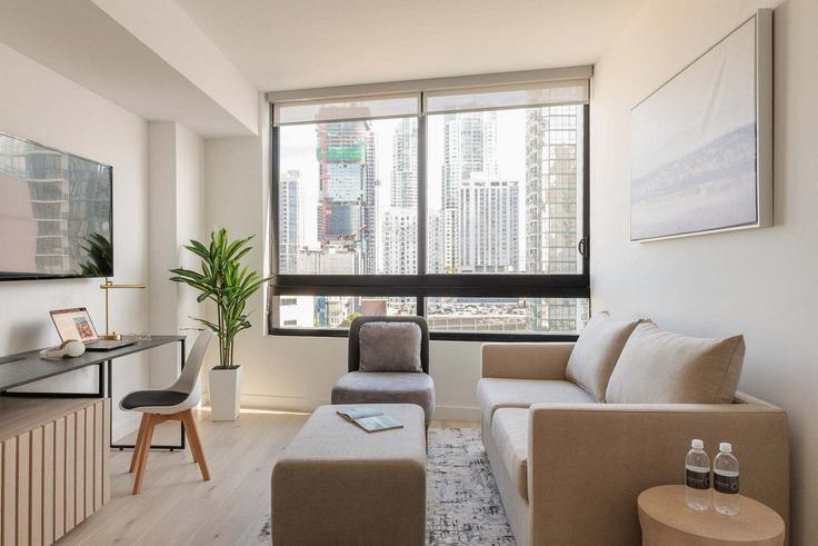 Building North Miami Avenue - hostandkeep - 1586358 adresindeki bir dairede modern mobilyalarla zarif bir şekilde tasarlanmış oturma odası Miami, Miami Building North Miami Avenue - hostandkeep - 1586358 adresindeki bir dairede modern mobilyalarla zarif bir şekilde tasarlanmış oturma odası Miami, Miami