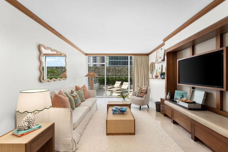 Miami Beach Miami BeachのBuilding Collins Avenue - hostandkeep - 1604554のアパートメントにある、モダンな家具を備えたエレガントなデザインのリビングルーム