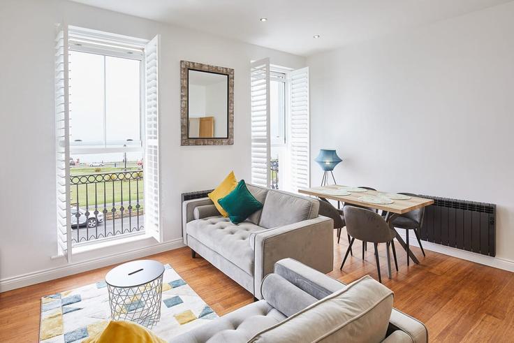 Elegant gestaltetes Wohnzimmer mit moderner Einrichtung in einer Wohnung im Building Crescent Avenue - hostandstay - 1221506 - LON in Scarborough District, Whitby