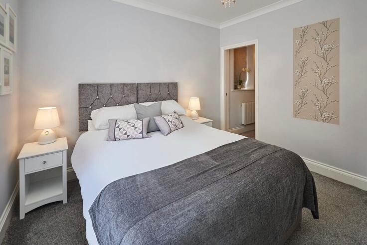 Scarborough Scarborough District에 위치한 Esplanade Gardens 1221550P의 2침실 가구 완비 유닛, 사진 1