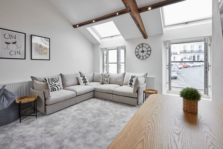Salle de séjour élégante avec mobilier moderne dans un appartement à Building East Crescent - hostandstay - 1221559 - LON à Scarborough District, Whitby Salle de séjour élégante avec mobilier moderne dans un appartement à Building East Crescent - hostandstay - 1221559 - LON à Scarborough District, Whitby