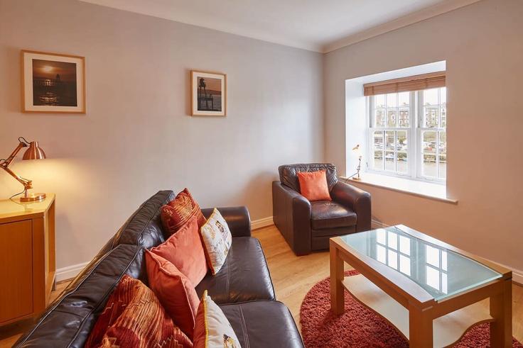 Salle de séjour élégante avec mobilier moderne dans un appartement à Building Whitehall Landing - hostandstay - 1221374 à Scarborough District, Whitby