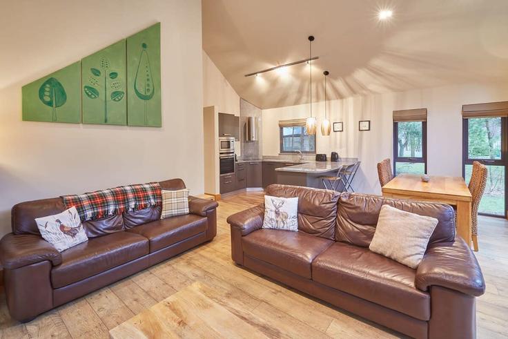 Elegant gestaltetes Wohnzimmer mit moderner Einrichtung in einer Wohnung im Building Whitby - hostandstay - 1221415 in Scarborough District, Whitby