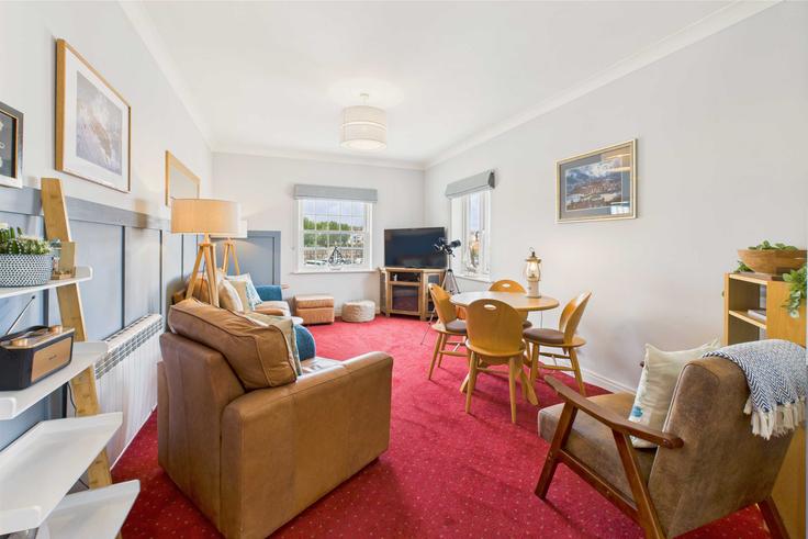 Salle de séjour élégante avec mobilier moderne dans un appartement à Building Whitehall Landing - hostandstay - 1221454 à Scarborough District, Whitby