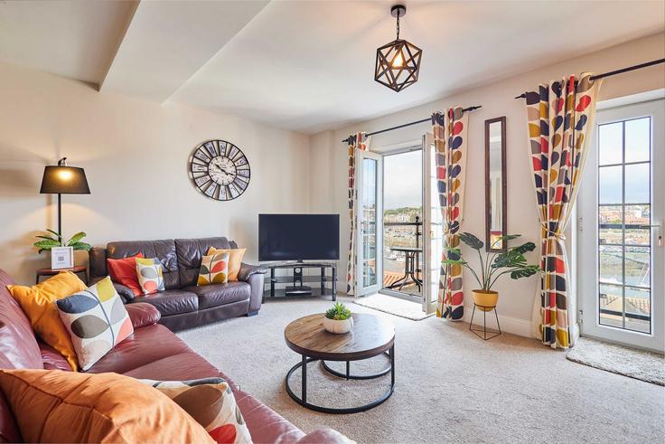 Elegant gestaltetes Wohnzimmer mit moderner Einrichtung in einer Wohnung im Building The Ropery - hostandstay - 1221380 in Scarborough District, Whitby Elegant gestaltetes Wohnzimmer mit moderner Einrichtung in einer Wohnung im Building The Ropery - hostandstay - 1221380 in Scarborough District, Whitby