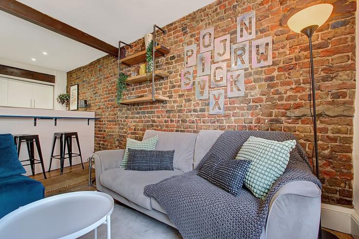 Elegant gestaltetes Wohnzimmer mit moderner Einrichtung in einer Wohnung im Building Old Street - hostara-homes - 1588397 in London Borough of Hackney, London Elegant gestaltetes Wohnzimmer mit moderner Einrichtung in einer Wohnung im Building Old Street - hostara-homes - 1588397 in London Borough of Hackney, London