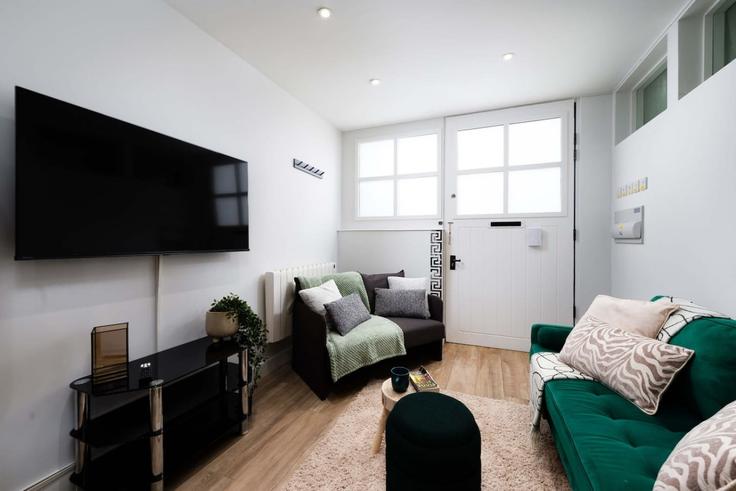 London London Borough of HaringeyのBuilding Tollington Park - hostara-homes - 1588399のアパートメントにある、モダンな家具を備えたエレガントなデザインのリビングルーム London London Borough of HaringeyのBuilding Tollington Park - hostara-homes - 1588399のアパートメントにある、モダンな家具を備えたエレガントなデザインのリビングルーム