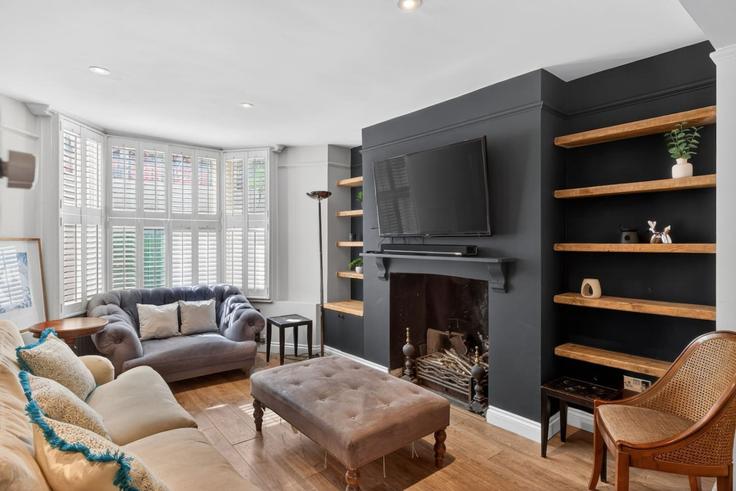 Elegant gestaltetes Wohnzimmer mit moderner Einrichtung in einer Wohnung im Building Westbourne Road - hostara-homes - 1588420 in London Borough of Islington, London Elegant gestaltetes Wohnzimmer mit moderner Einrichtung in einer Wohnung im Building Westbourne Road - hostara-homes - 1588420 in London Borough of Islington, London