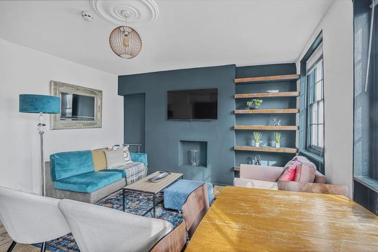 Salle de séjour élégante avec mobilier moderne dans un appartement à Building Hackney Road - hostara-homes - 1588424 à London Borough of Tower Hamlets, London