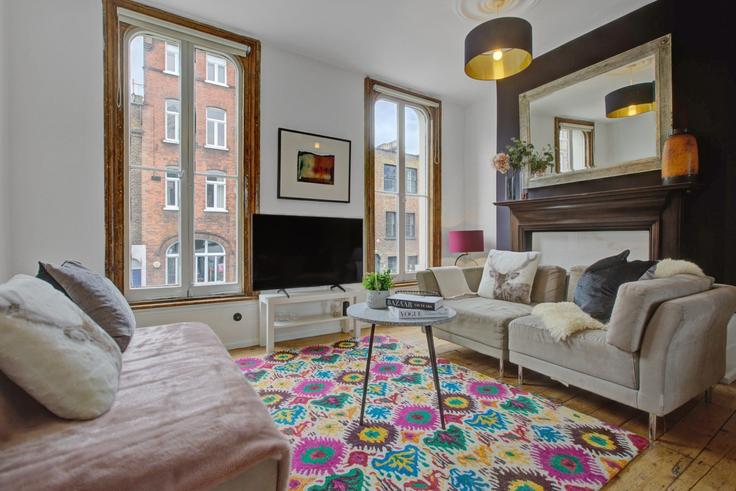 Salle de séjour élégante avec mobilier moderne dans un appartement à Building New Road - hostara-homes - 1588435 à London Borough of Tower Hamlets, London
