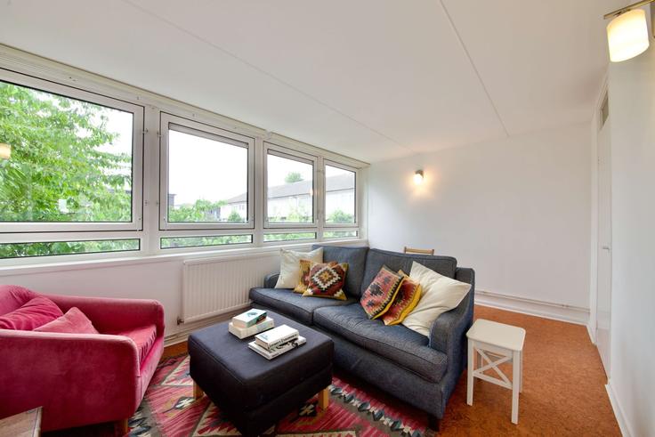 London London Borough of HaringeyのBuilding Cornwallis Square - hostara-homes - 1588436のアパートメントにある、モダンな家具を備えたエレガントなデザインのリビングルーム