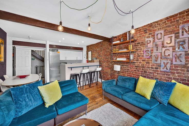 Elegant gestaltetes Wohnzimmer mit moderner Einrichtung in einer Wohnung im Building Rivington Street - hostarahomes - 1059089 - LON in London Borough of Hackney, London Elegant gestaltetes Wohnzimmer mit moderner Einrichtung in einer Wohnung im Building Rivington Street - hostarahomes - 1059089 - LON in London Borough of Hackney, London