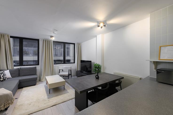 Salle de séjour élégante avec mobilier moderne dans un appartement à Building Pear Tree Street - hostarahomes - 1465913 à London Borough of Islington, London
