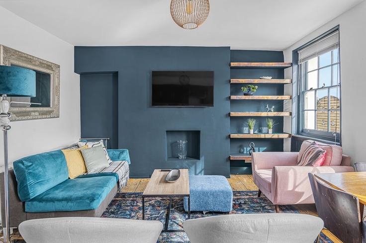 Elegantly designed living room with modern furnishings in an apartment at Building Hackney Road - hostarahomes - 1467513 in London Borough of Tower Hamlets, London Elegantly designed living room with modern furnishings in an apartment at Building Hackney Road - hostarahomes - 1467513 in London Borough of Tower Hamlets, London