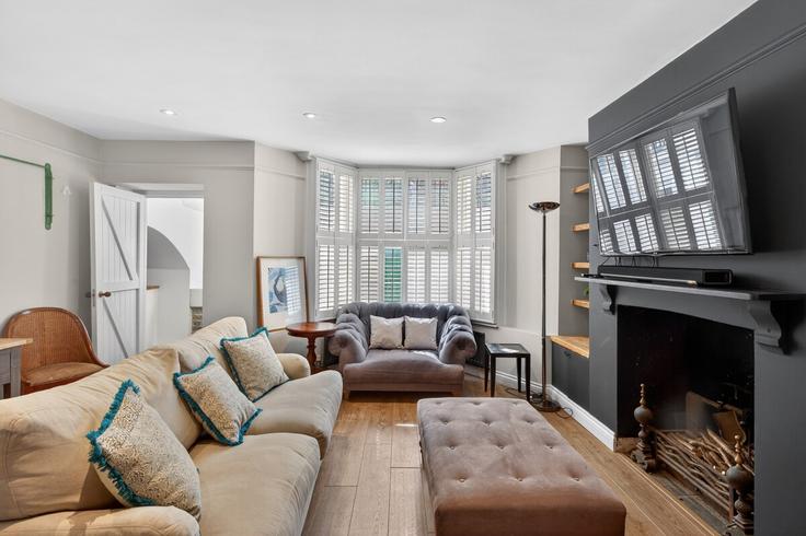London London Borough of IslingtonのBuilding Westbourne Road - hostarahomes - 1531264のアパートメントにある、モダンな家具を備えたエレガントなデザインのリビングルーム