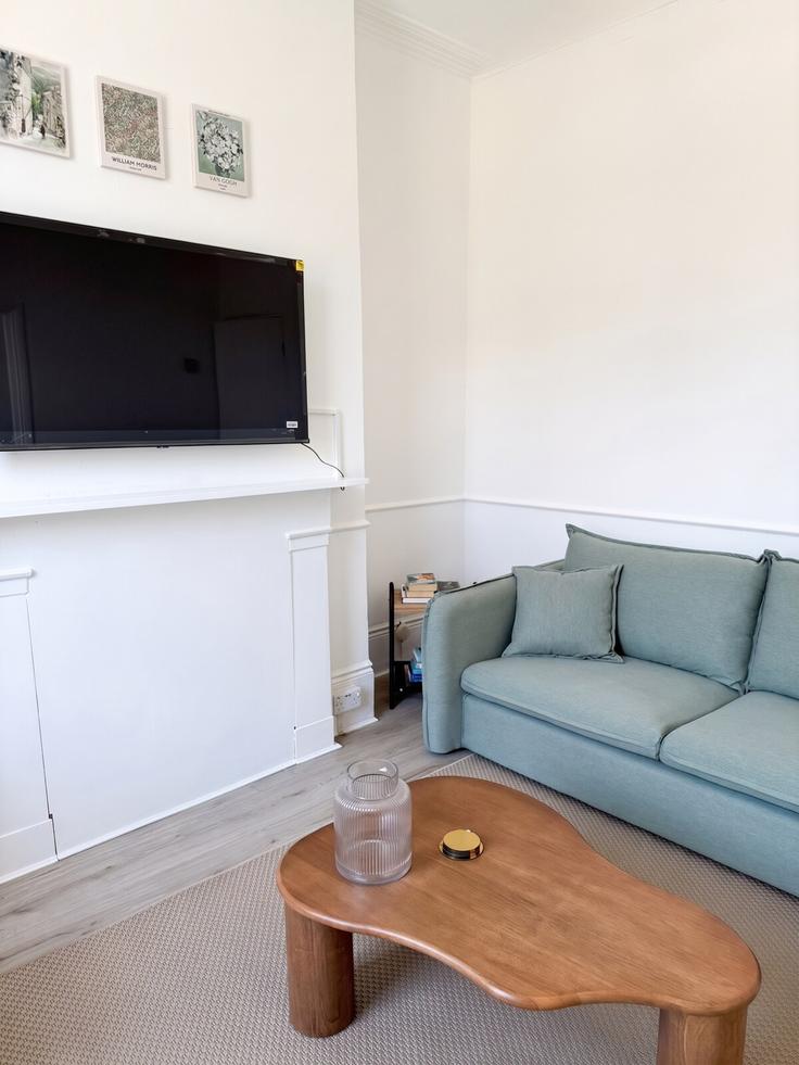 Elegante sala de estar con mobiliario moderno en un apartamento en Building Fonthill Road - hostarahomes - 1531266 en London Borough of Haringey, London