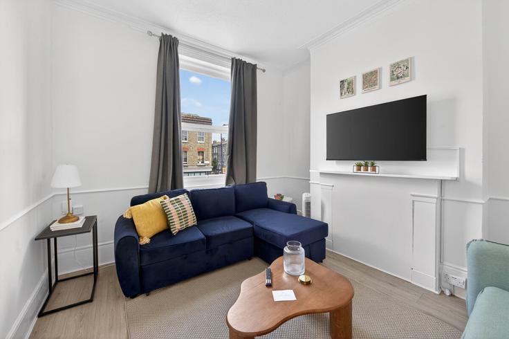 Sala de estar elegantemente projetada com móveis modernos em um apartamento no Building Fonthill Road - hostarahomes - 1531266 em London Borough of Haringey, London