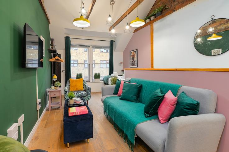 London City of LondonのBuilding Middlesex Street - hostarahomes - 1060727 - LONのアパートメントにある、モダンな家具を備えたエレガントなデザインのリビングルーム London City of LondonのBuilding Middlesex Street - hostarahomes - 1060727 - LONのアパートメントにある、モダンな家具を備えたエレガントなデザインのリビングルーム