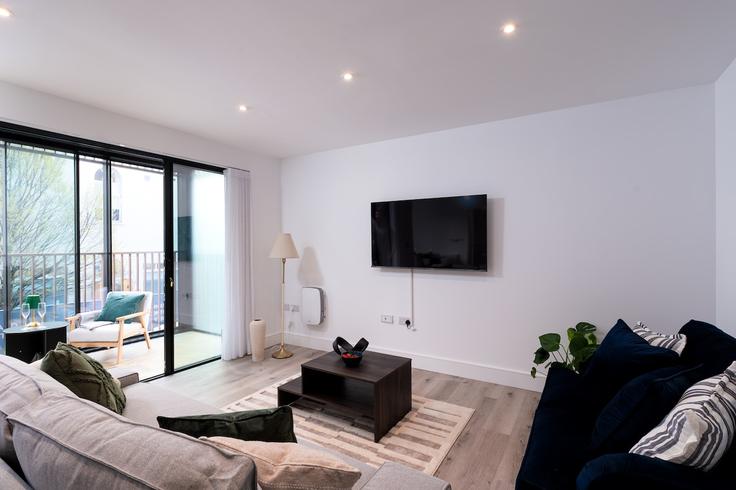 Salle de séjour élégante avec mobilier moderne dans un appartement à Building Coomer Place - hostarahomes - 1074450 - LON à London Borough of Hammersmith and Fulham, London