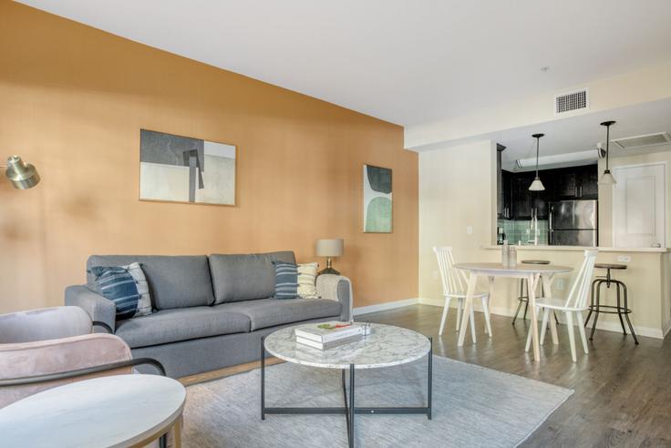 Building Avenue A - hostaway-sandbox-test - 1042724 adresindeki bir dairede modern mobilyalarla zarif bir şekilde tasarlanmış oturma odası Manhattan, New York Building Avenue A - hostaway-sandbox-test - 1042724 adresindeki bir dairede modern mobilyalarla zarif bir şekilde tasarlanmış oturma odası Manhattan, New York