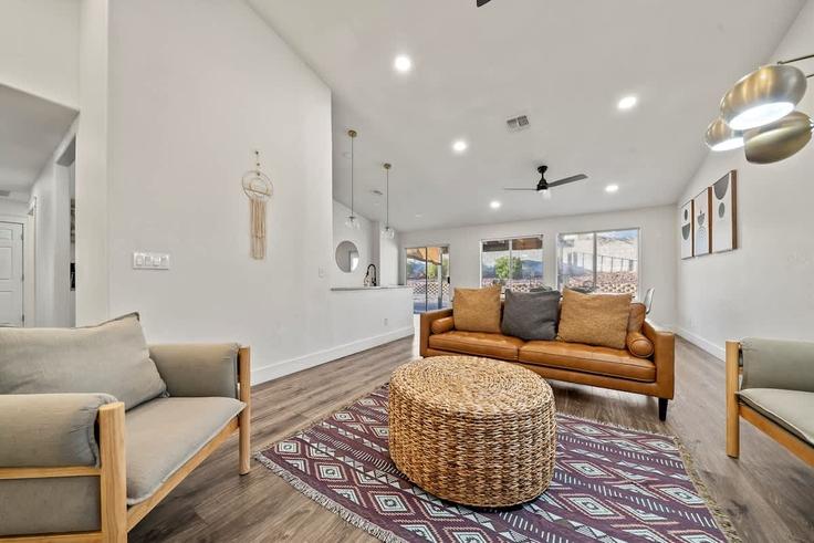 Building Crosswinds - hoste - 1537413 adresindeki bir dairede modern mobilyalarla zarif bir şekilde tasarlanmış oturma odası Oro Valley, Oro Valley Building Crosswinds - hoste - 1537413 adresindeki bir dairede modern mobilyalarla zarif bir şekilde tasarlanmış oturma odası Oro Valley, Oro Valley