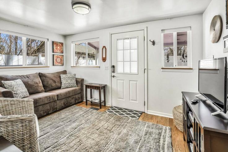 Colorado Springs, Colorado Springs에 위치한 Building Cheyenne Boulevard - hoste - 1500442 유닛의 세련된 인테리어가 돋보이는 거실 Colorado Springs, Colorado Springs에 위치한 Building Cheyenne Boulevard - hoste - 1500442 유닛의 세련된 인테리어가 돋보이는 거실