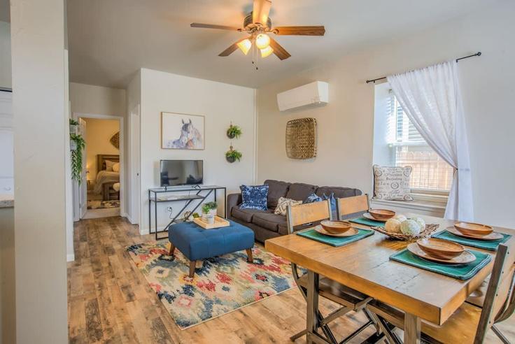 Salle de séjour élégante avec mobilier moderne dans un appartement à Building West Kiowa Street - hoste - 1500462 à Colorado Springs, Colorado Springs Salle de séjour élégante avec mobilier moderne dans un appartement à Building West Kiowa Street - hoste - 1500462 à Colorado Springs, Colorado Springs