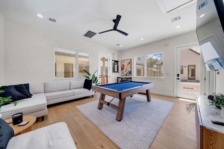 Elegantly designed living room with modern furnishings in an apartment at Building Parker Lane - hoste - 1500661 in Austin, Austin Elegantly designed living room with modern furnishings in an apartment at Building Parker Lane - hoste - 1500661 in Austin, Austin