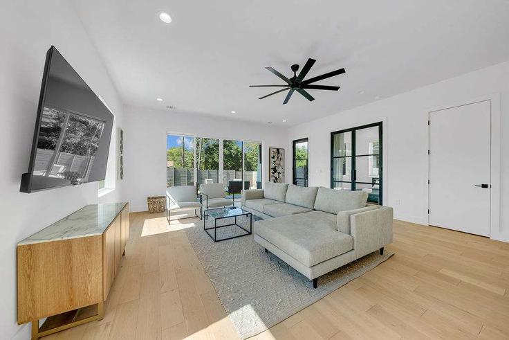 Elegantly designed living room with modern furnishings in an apartment at Building Parker Lane - hoste - 1500589 in Austin, Austin Elegantly designed living room with modern furnishings in an apartment at Building Parker Lane - hoste - 1500589 in Austin, Austin