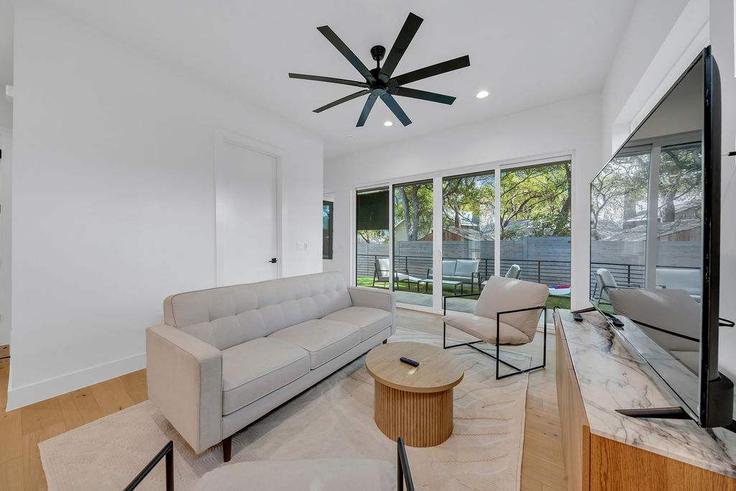 Salle de séjour élégante avec mobilier moderne dans un appartement à Building Parker Lane - hoste - 1500729 à Austin, Austin Salle de séjour élégante avec mobilier moderne dans un appartement à Building Parker Lane - hoste - 1500729 à Austin, Austin