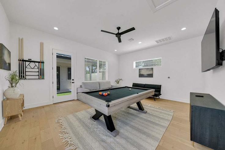 Elegantly designed living room with modern furnishings in an apartment at Building Parker Lane - hoste - 1500729 in Austin, Austin Elegantly designed living room with modern furnishings in an apartment at Building Parker Lane - hoste - 1500729 in Austin, Austin