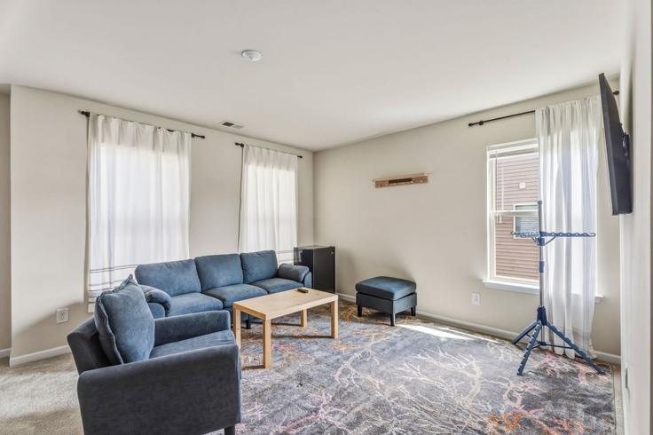 Charlotte, Charlotte에 위치한 Building Elm Bend Drive - hoste - 1635731 유닛의 세련된 인테리어가 돋보이는 거실 Charlotte, Charlotte에 위치한 Building Elm Bend Drive - hoste - 1635731 유닛의 세련된 인테리어가 돋보이는 거실
