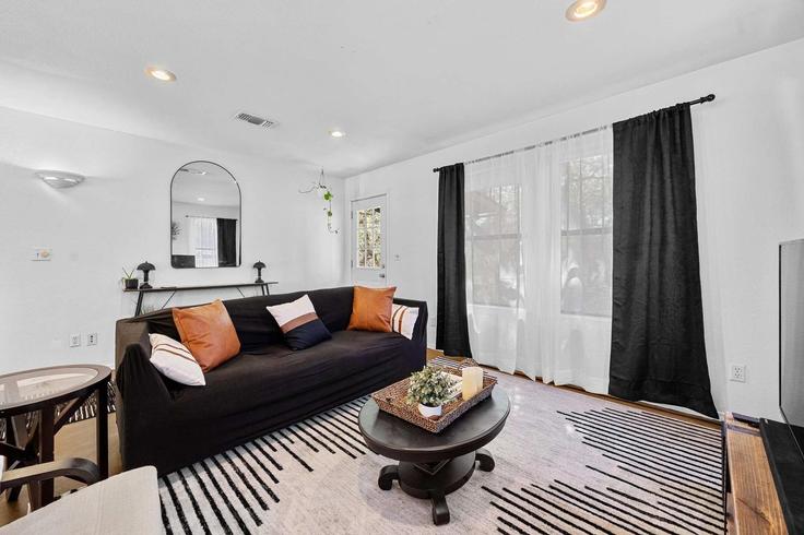 Elegante sala de estar con mobiliario moderno en un apartamento en Building Foy Drive - hoste - 1643721 en Austin, Austin