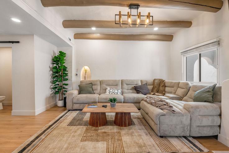 Elegante sala de estar con mobiliario moderno en un apartamento en Building Manitou Avenue - hoste - 1642974 en Manitou Springs, Manitou Springs Elegante sala de estar con mobiliario moderno en un apartamento en Building Manitou Avenue - hoste - 1642974 en Manitou Springs, Manitou Springs