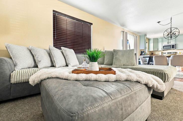Elegant gestaltetes Wohnzimmer mit moderner Einrichtung in einer Wohnung im Building Wallowing Way - hoste - 1647291 in Colorado Springs, Colorado Springs Elegant gestaltetes Wohnzimmer mit moderner Einrichtung in einer Wohnung im Building Wallowing Way - hoste - 1647291 in Colorado Springs, Colorado Springs