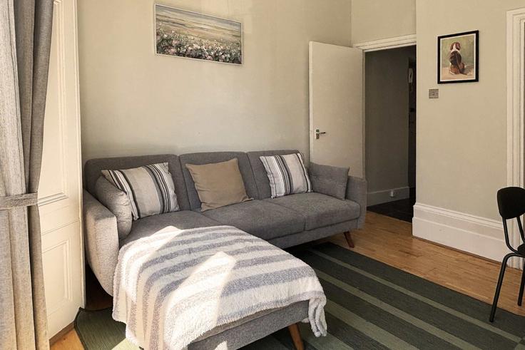 Elegante sala de estar con mobiliario moderno en un apartamento en Building Oberstein Road - hostedbysleepover - 1335289 en London Borough of Wandsworth, London Elegante sala de estar con mobiliario moderno en un apartamento en Building Oberstein Road - hostedbysleepover - 1335289 en London Borough of Wandsworth, London