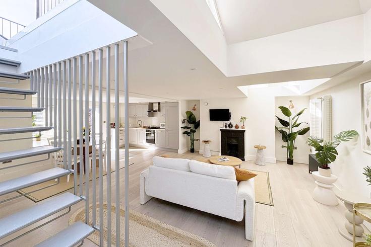 City of Westminster, London에 위치한 Building Rathbone Street - hostedbysleepover - 1335286 아파트의 세련된 인테리어가 돋보이는 거실 City of Westminster, London에 위치한 Building Rathbone Street - hostedbysleepover - 1335286 아파트의 세련된 인테리어가 돋보이는 거실