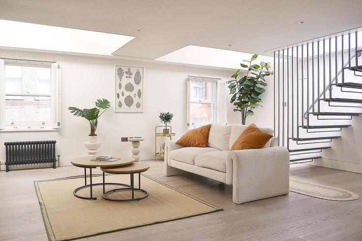 Salle de séjour élégante avec mobilier moderne dans un appartement à Building Rathbone Street - hostedbysleepover - 1335286 à City of Westminster, London Salle de séjour élégante avec mobilier moderne dans un appartement à Building Rathbone Street - hostedbysleepover - 1335286 à City of Westminster, London