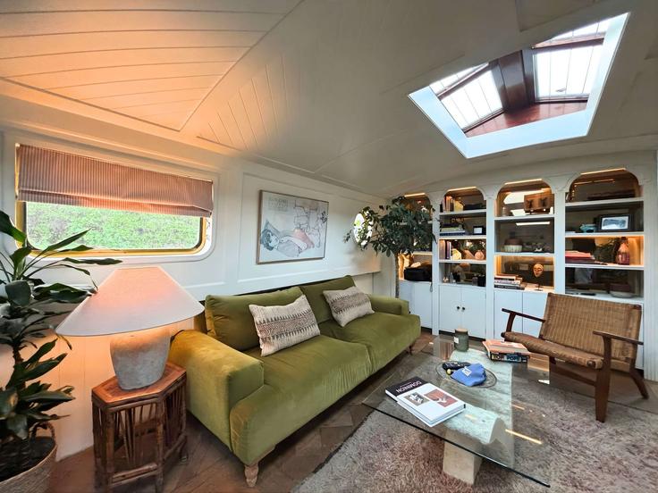Elegante sala de estar con mobiliario moderno en un apartamento en Building Lea Bridge Road - hostedbysleepover - 1514045 en London Borough of Hackney, London