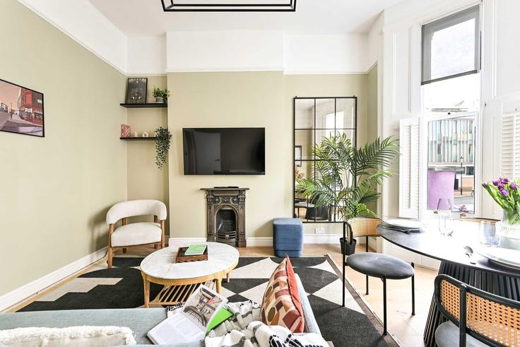 Elegant gestaltetes Wohnzimmer mit moderner Einrichtung in einer Wohnung im Building Westbourne Park Road - hostedbysleepover - 1514830 in Royal Borough of Kensington and Chelsea, London