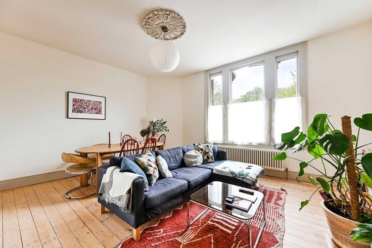 Elegant gestaltetes Wohnzimmer mit moderner Einrichtung in einer Wohnung im Building Stoke Newington Church Street - hostedbysleepover - 1514834 in London Borough of Hackney, London
