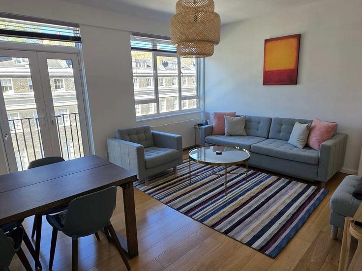 Salle de séjour élégante avec mobilier moderne dans un appartement à Building Endsleigh Street - hostedbysleepover - 1530439 à London Borough of Camden, London